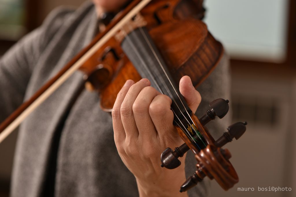 Manuela Trombini plays violin